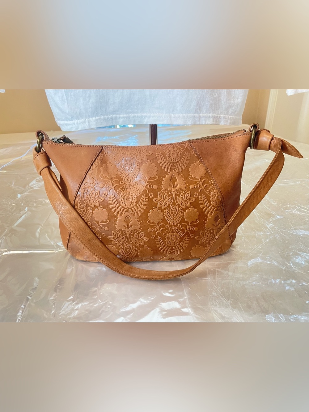 “The Sak” Embossed Tan Brown Leather Hobo Shoulder HandBag. Brass Hardware. - Picture 2 of 16